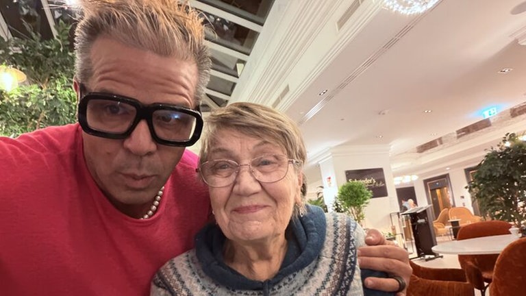 Luigi Toscano zusammen mit der Holocaust-Überlebenden Anna aus Kiew.