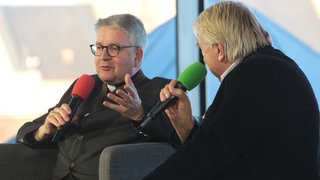 Bischof Peter Kohlgraf und Hanns-Josef Ortheil im Vor Ort Gespräch im Staatstheater Mainz