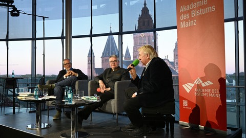 Alexander Wasner im Gespräch mit Bischof Peter Kohlgraf und Hanns-Josef Ortheil im Staatstheater Mainz