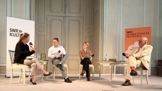 Sandra Kegel, Carsten Otte, Anne-Dore Krohn und Denis Scheck bei der SWR Bestenliste im Schloss Schwetzingen.