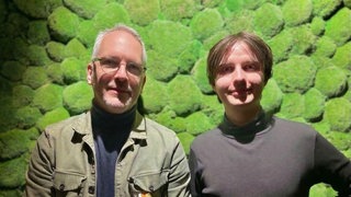 Alexander Wasner und Jan Jekal bei SWR Kultur vor Ort in der Kakadu Bar vom Staatstheater Mainz