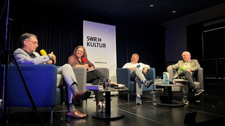 Christoph Schröder, Beate Tröger, Carsten Otte und Gregor Dotzauer bei der SWR Bestenliste in der Kakadu Bar des Staatstheater Mainz