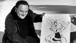Der französische Cartoonist und Texter René Goscinny posiert 1971 mit einem Foto der Comic-Figur „Asterix, der Gallier“.
