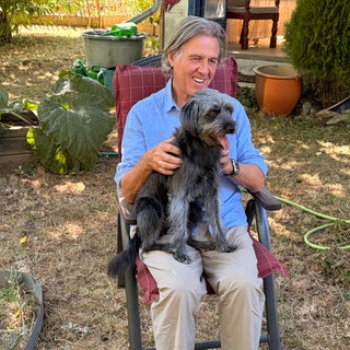 Norbert Scheuer mit seiner Mischlingshündin Lilly.