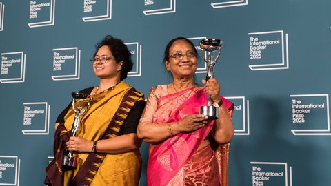 Die Gewinnerinnen Banu Mushtaq und Deepa Bhasthi des International Booker Prize 2025