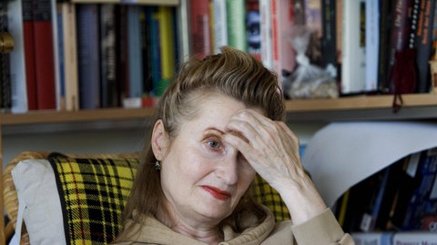 Elfriede Jelinek ist eine österreichische Schriftstellerin, die in Wien und München lebt. Im Jahr 2004 erhielt sie den Literaturnobelpreis für ihre musikalische Schreibweise.