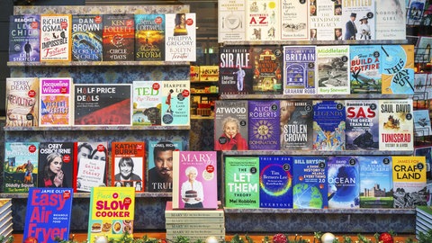 Bunte Bücher im Schaufenster der Buchhandlung Waterstones in Ipswich, England
