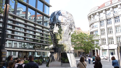 Der Franz-Kafka-Kopf in Prag ist eine kinetische Skulptur des tschechischen Künstlers David Černý aus dem Jahr 2014.