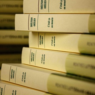 Ansicht von Exemplaren des Buches „C'était ça ou mourir“.