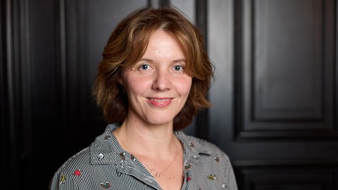 Die Autorin Peggy Mädler lächelt in die Kamera