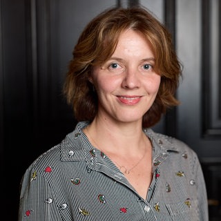 Die Autorin Peggy Mädler lächelt in die Kamera