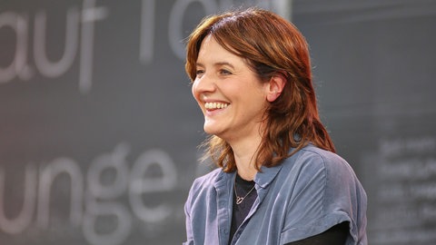Die Autorin Peggy Mädler im Profil lachend