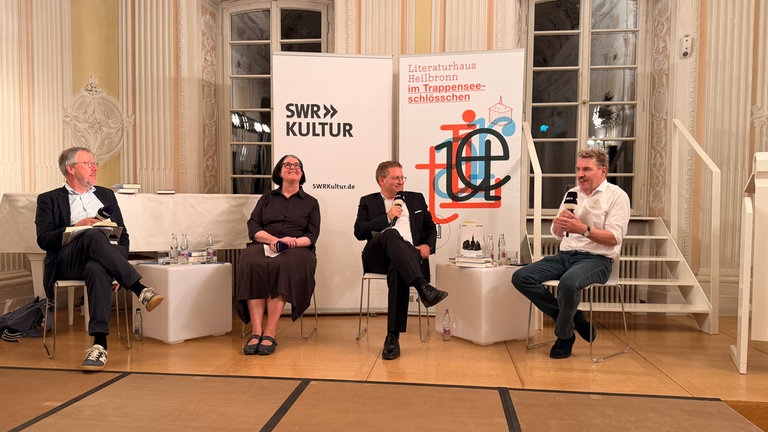Hubert Spiegel, Judith von Sternburg, Carsten Otte und Paul Jandl bei der SWR Bestenliste im Schießhaus Heilbronn
