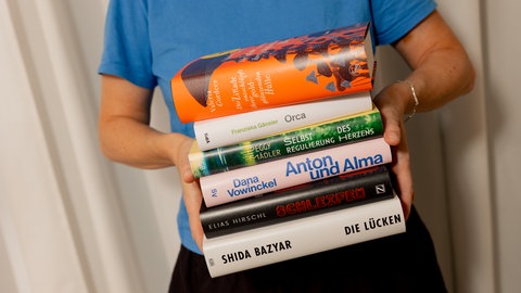 Bücherstapel: Die Romane der Shortlist des Deutschen Buchpreis 2026