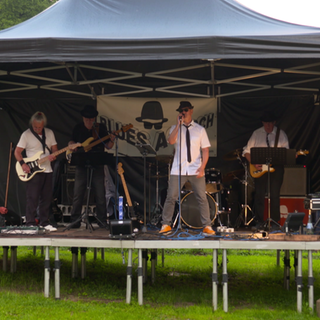 Die Band steht auf der Bühne