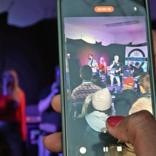 Filmen mit dem Handy beim Musikfestival