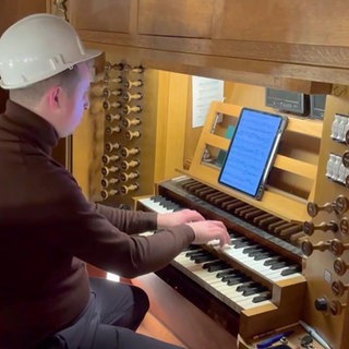 Organist mit Schutzhelm