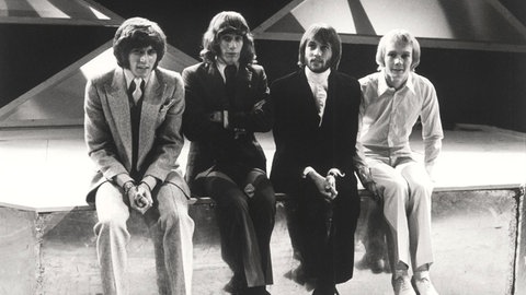 Poplegenden Bee Gees: altes Schwarzweiß-Foto von Maurice, Robin und Barry Gibb