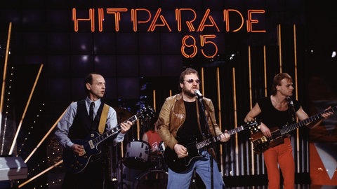 Klaus Lage spielt mit seiner Band bei der ZDF-Hitparade im Jahr 1985.