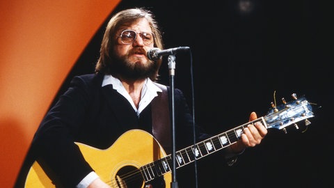 Klaus Lage steht mit einer Gitarre auf der Bühne.