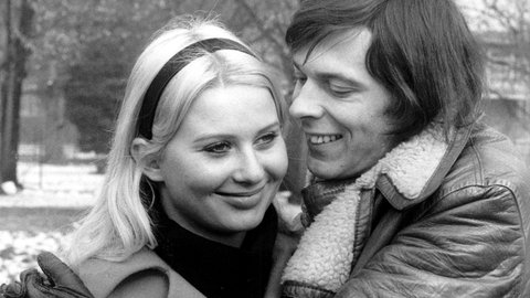 Schwarzweiß-Foto: Liedermacher und Sänger Reinhard Mey nimmt seine erste Ehefrau Christine liebevoll in den Arm