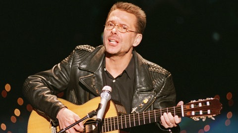 Liedermacher und Chansonsänger Reinhard Mey spielt auf der Gitarrre und singt (Januar 1995)