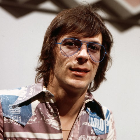 Liedermacher und Sänger Reinhard Mey: Porträtaufnahme mit getönter Brille aus dem Jahr 1974