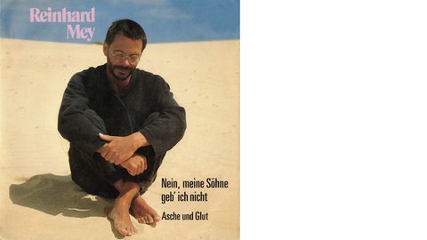 Auf dem Cover des Lied "Nein. meine Söhne geb' ich nicht" sitzt der junge Reinhard Mey Barfuß im Sand