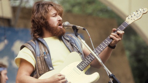 Rocksänger Peter Maffay spielt bei einem Konzert im Mai 1983 Gitarre auf der Bühne.