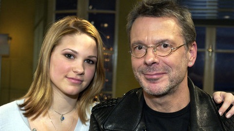 Sänger Reinhard Mey ("Über den Wolken") posiert mit seiner Tochter Victoria-Luise am Rande einer TV-Talkshow (Januar 2003)