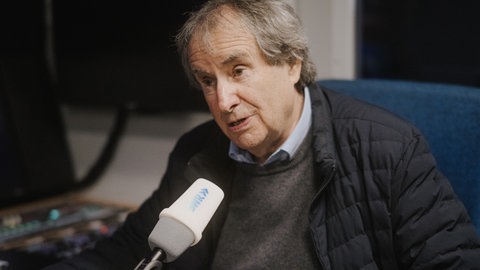 Chris de Burgh sitzt vor seinem Konzert im Ü-Wagen am Mikrofon und gibt ein Interview.