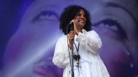 Neneh Cherry beim Latitude Festival im Henham Park in Suffolk, England im Jahr 2019 | Von "Rhythm Is A Dancer" bis "Mambo No. 5": Das machen die Musikstars der 90er heute 