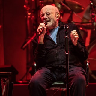 Sänger Phil Collins bei einem Konzert 2021 | "No Jacket Required" von Phil Collins feiert 40-jähriges Jubiläum