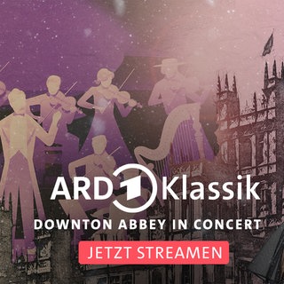 Alma Naidu vor der Kulisse des Downton-Abbey-Anwesens und stilisiertem Orchester