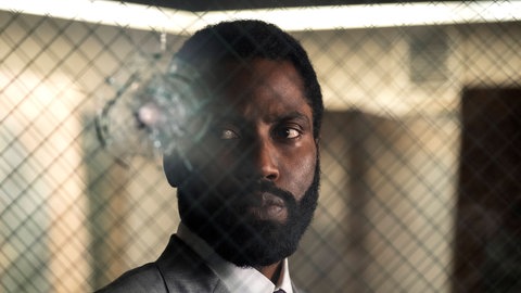 Ein Still aus dem Film "Tenet". Der Schauspieler John David Washington ist zu sehen.