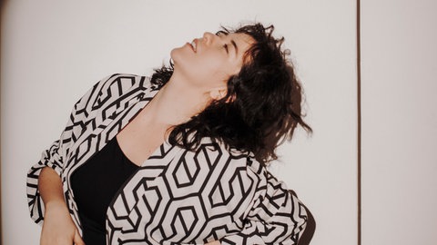 Preisträgerin des SWR-Jazzpreises 2024: Cansu Tanrıkulu, nach hinten gebeugt, Gesicht zum Himmel