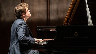 Pianist Benjamin Grosvenor bei einem Konzert Klavierfestival Ruhr in Mülheim an der Ruhr 2024