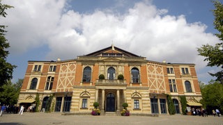 Festspielhaus in Bayreuth Außenansicht frontal