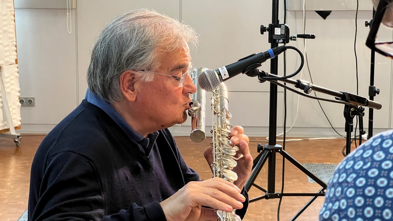 Mann spielt Bassflöte