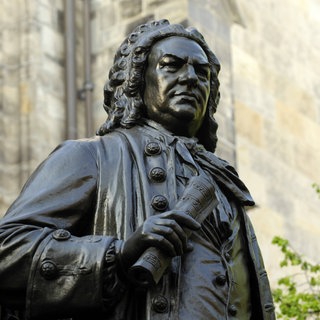 Denkmal des Komponisten Johann Sebastian Bach vor der Thomaskirche in der Stadt Leipzig