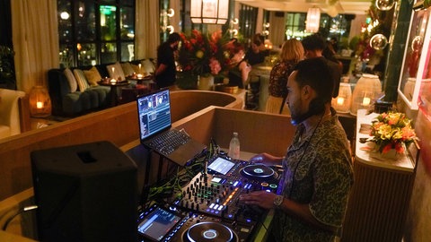 DJ legt in einem Restaurant auf