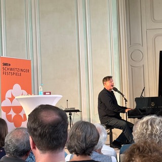 Musikkabarettist Lars Reichow mit der Musikalischen Monatsrevue bei den Schwetzinger SWR Festspielen 2025