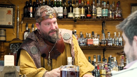 Als „Whyskitianer“ verkauft Thorsten Büttner Whisky auf Mittelaltermärkten, zum Beispiel auf Burg Satzvey in der Eifel.