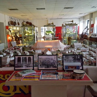 Sammlung des Musikantenmuseums in Mackenbach. Zu sehen sind historische Musikinstrumente, Musikanten und ihre Reisen, u.a.