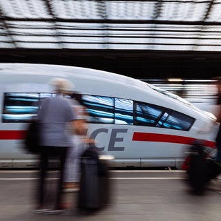 Ein ICE fährt in einen Bahnhof ein