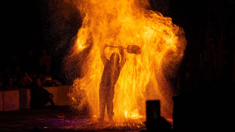 Tanz- und Pyroshow Traum einer Sache beim Theaterfestival Sommerwerft 2023 an der Weseler Werft in Frankfurt am Main