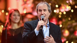 Chris de Burgh steht während der José Carreras Gala 2022 in Leipzig auf der Bühne | Hits und Storys | Chris de Burgh – "Bells Of Christmas"