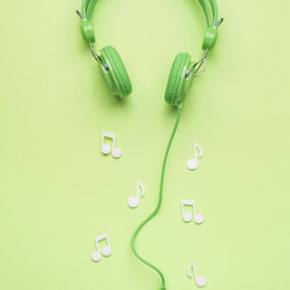 Symbold für Musik-Charts: Grüne Kopfhörer mit weißen Musiknoten