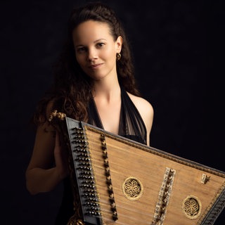 Salterio-Spielerin Franziska Fleischanderl