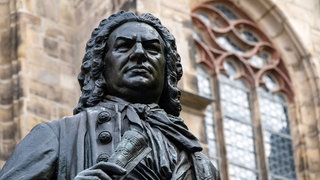 Johann Sebastian Bach Büste vor der Thomaskirche in Leipzig 
